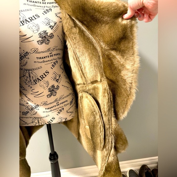 Elegant Tan Coat with Faux Fur Trim - Picture 3 of 8